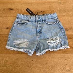PrettyLittleThing - Tall Mid Rise Distressed Denim Shorts in Light Blue Wash